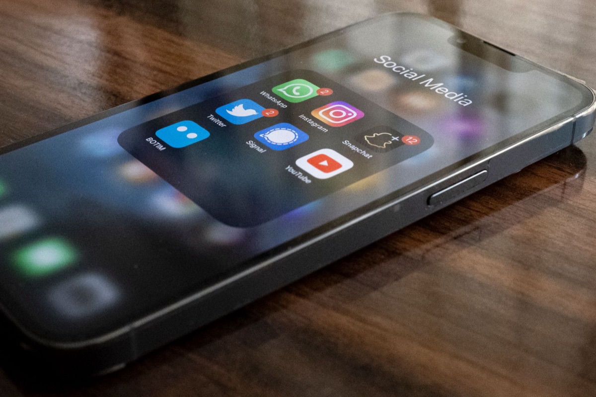 Interfaz de aplicación de redes sociales en un smartphone.