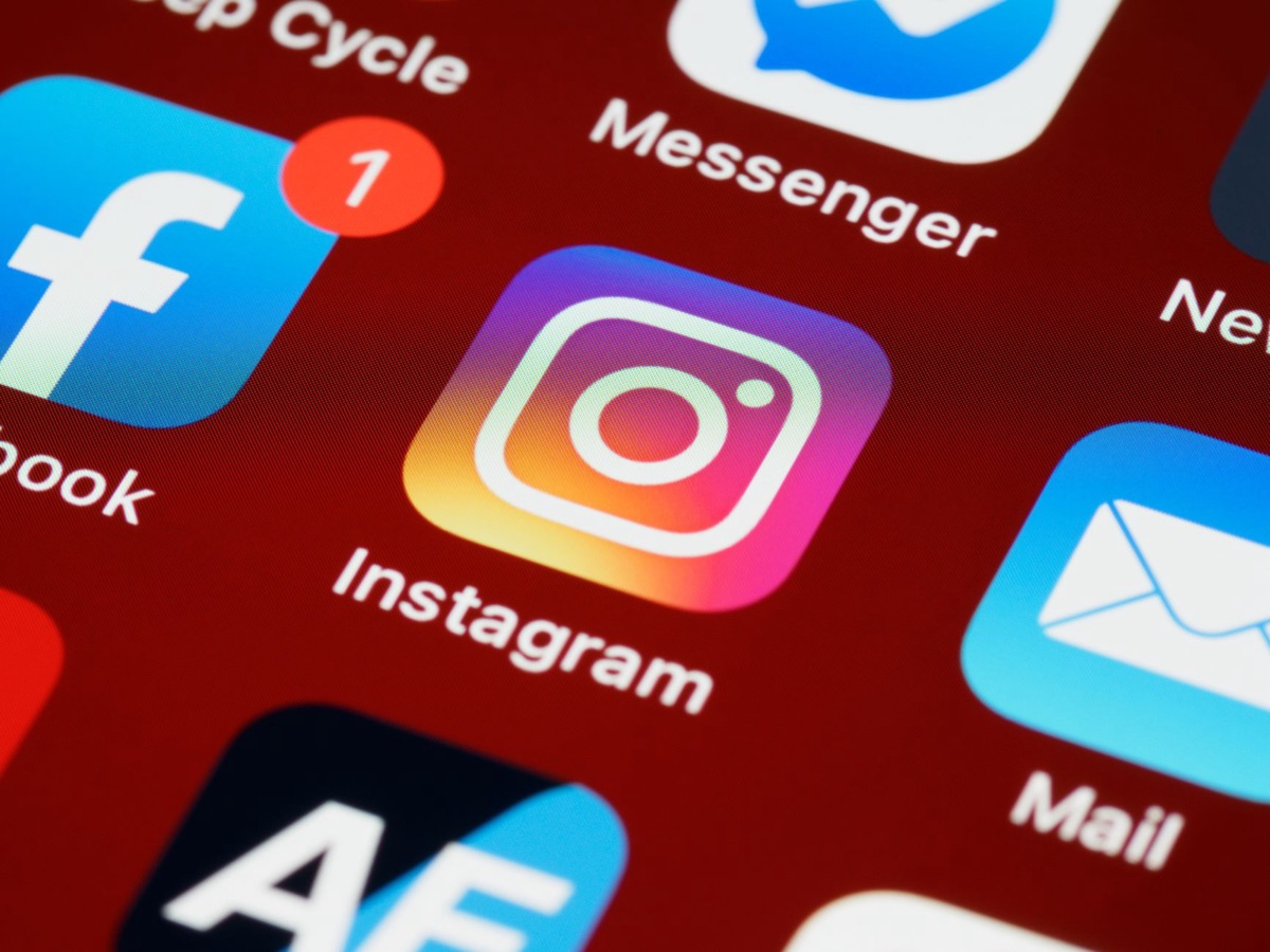 Icone dei social media che fluttuano nell'aria