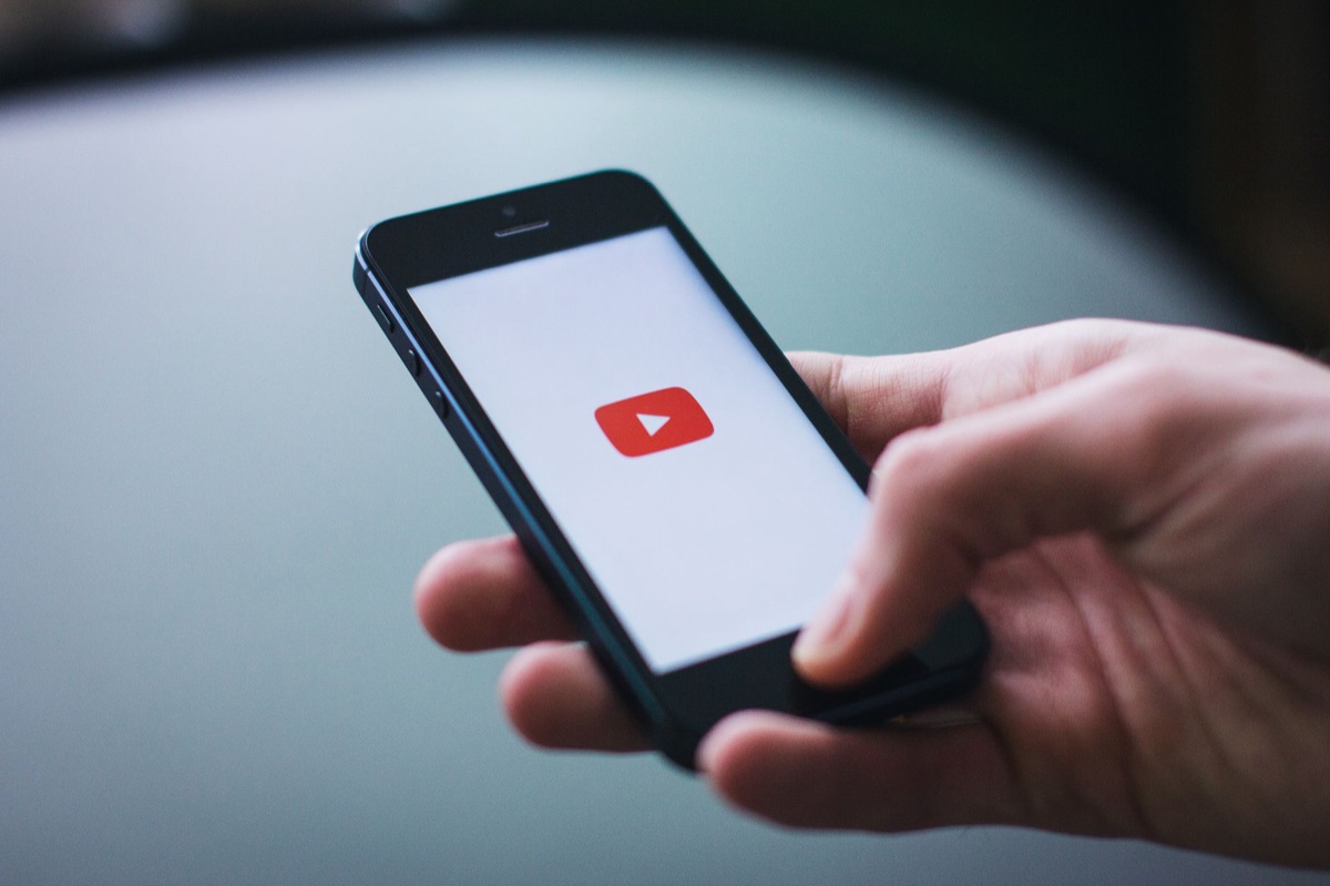 スマートフォンでの動画編集アプリの操作画面