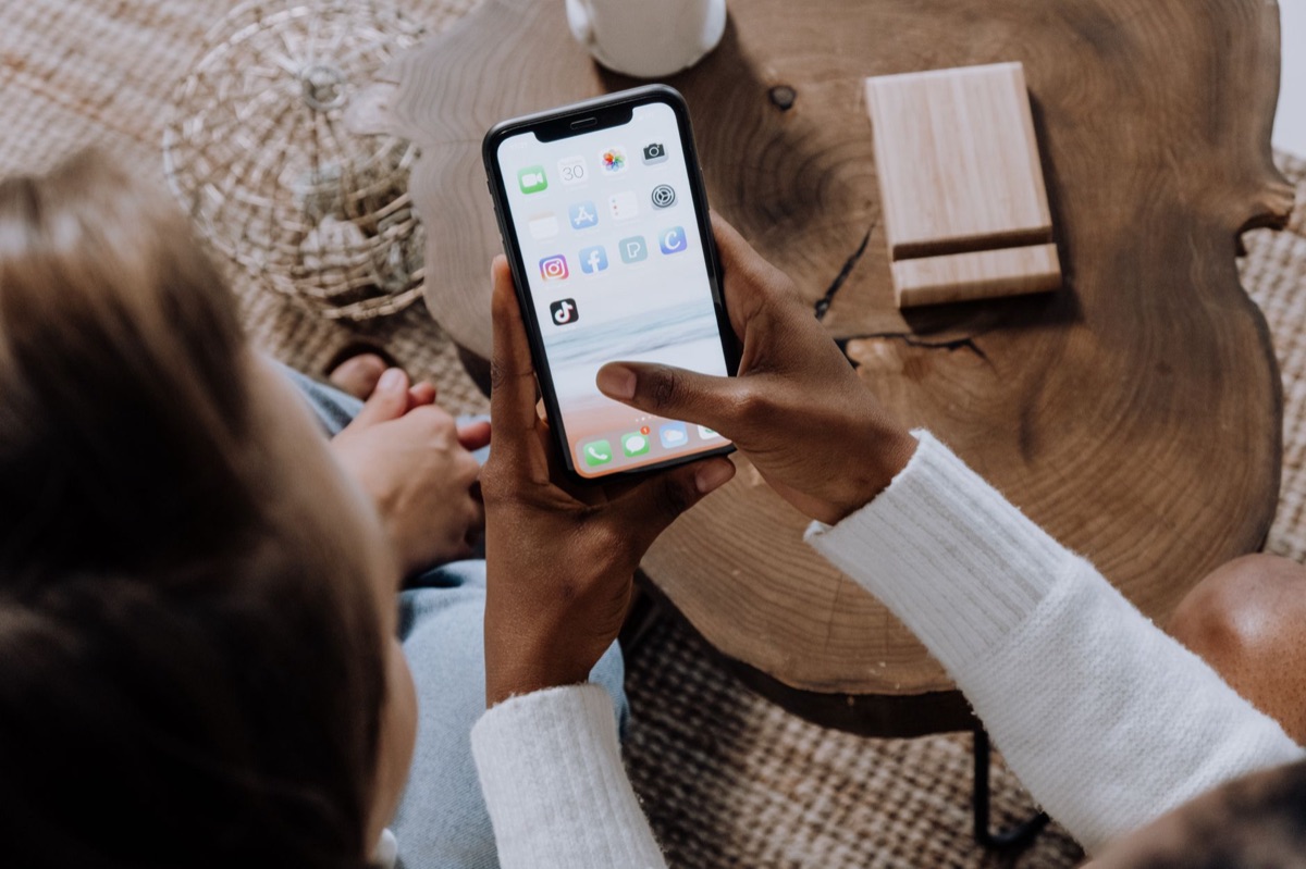 SNSのトレンドを示すTikTokとInstagramのアイコン