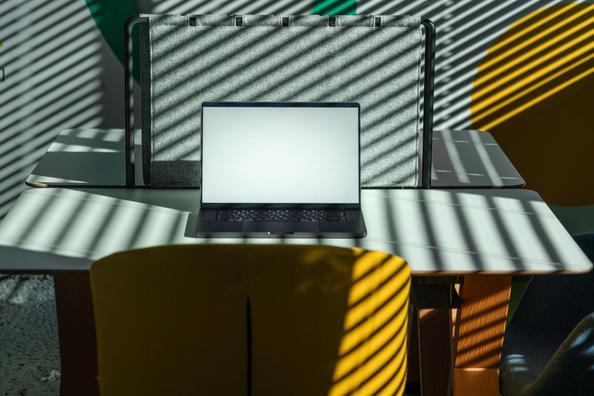 Espacio de trabajo moderno con ordenador portátil