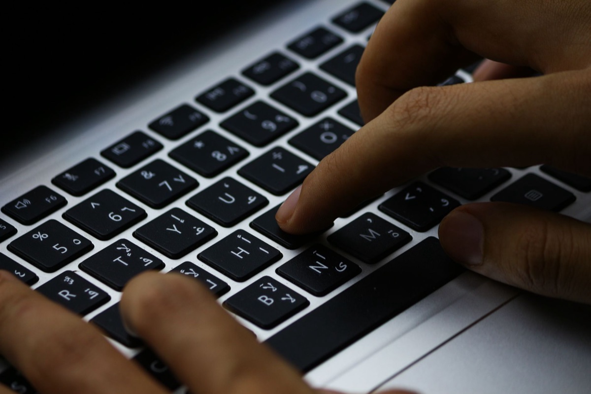 Gros plan d'un clavier d'ordinateur portable pour le travail numérique