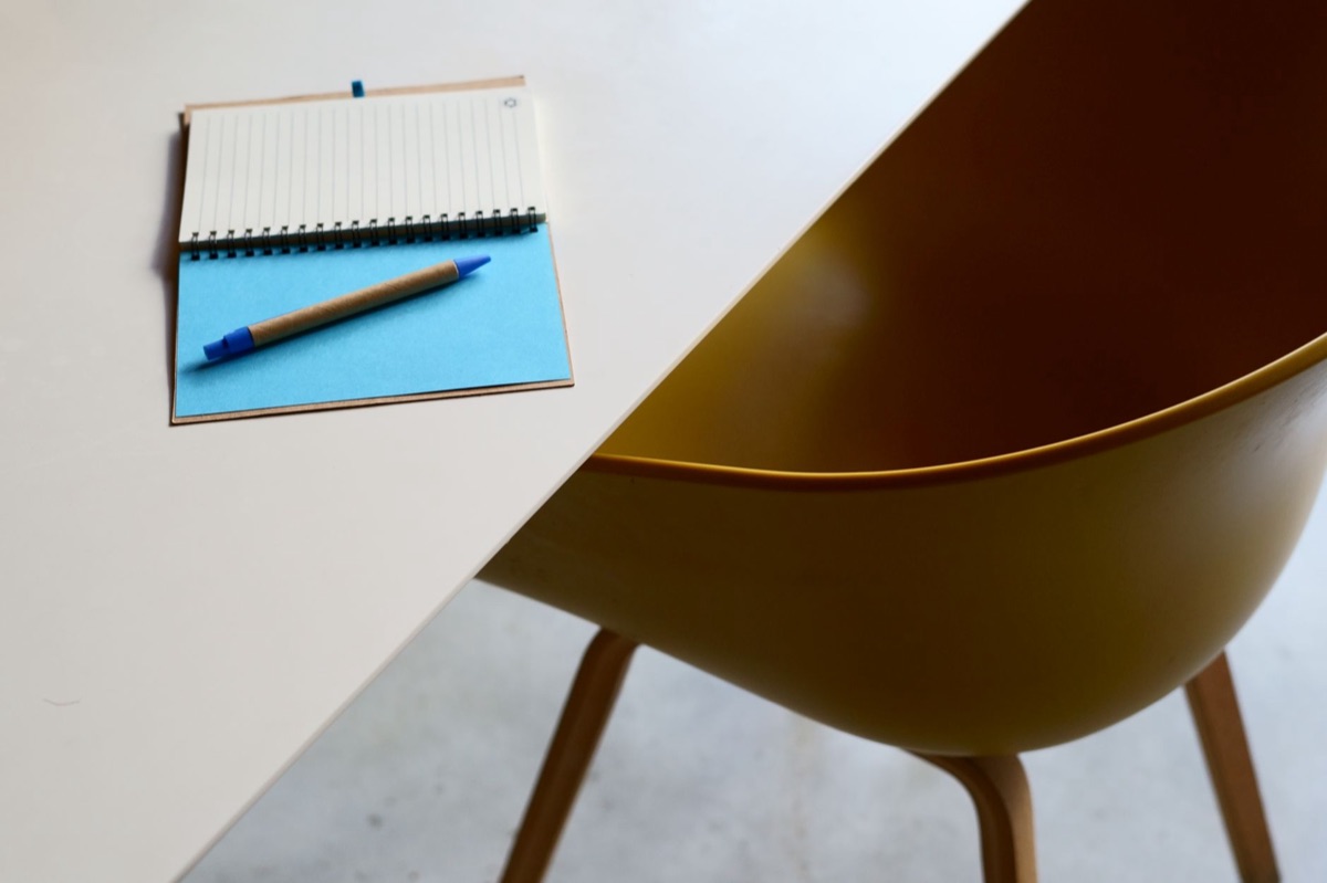 Postazione di lavoro moderna e minimalista per un flusso di lavoro efficiente