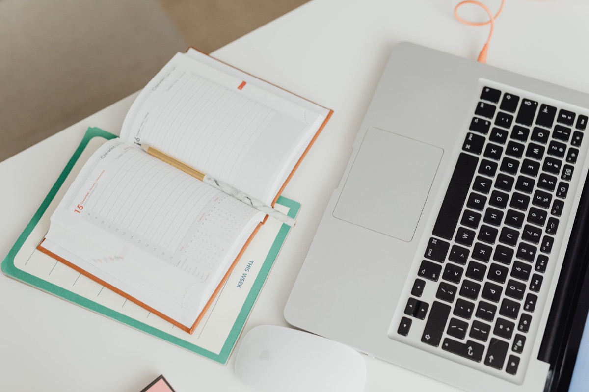 Digitale agenda en planning op een laptop en smartphone