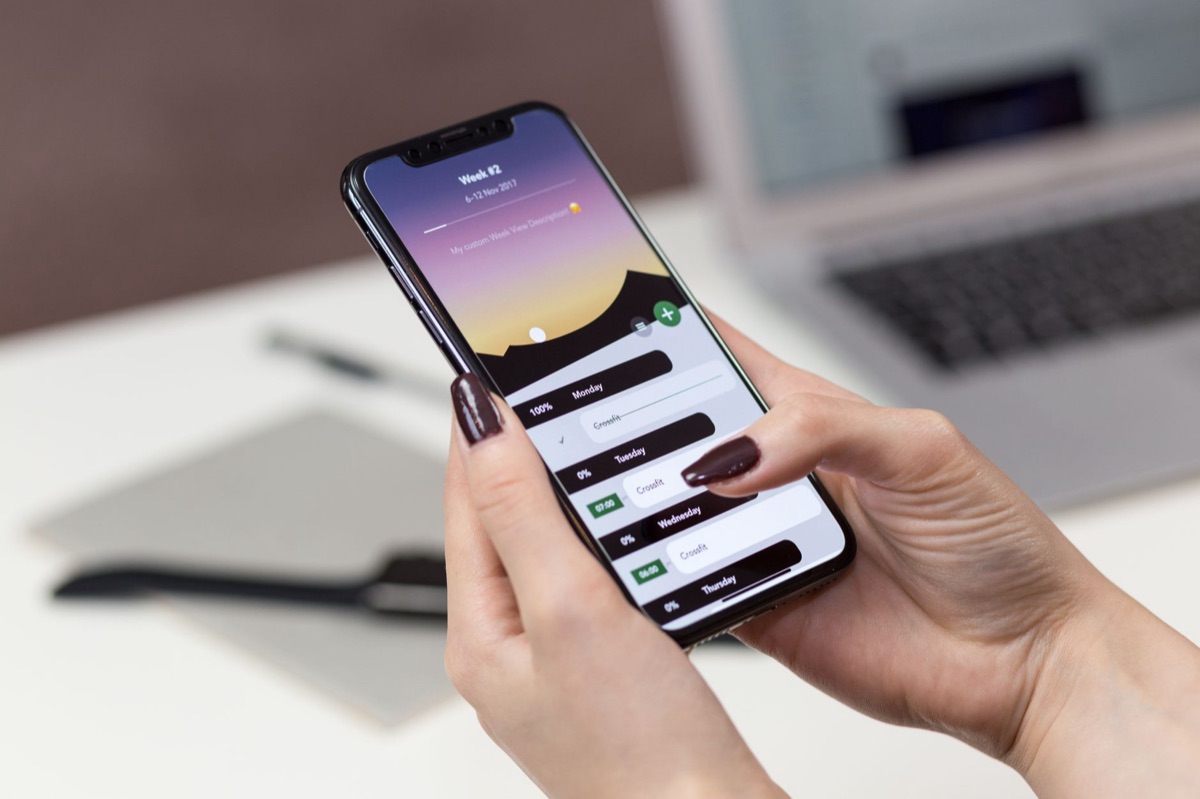 Aplicativo de gerenciamento de tempo e calendário digital em um smartphone.