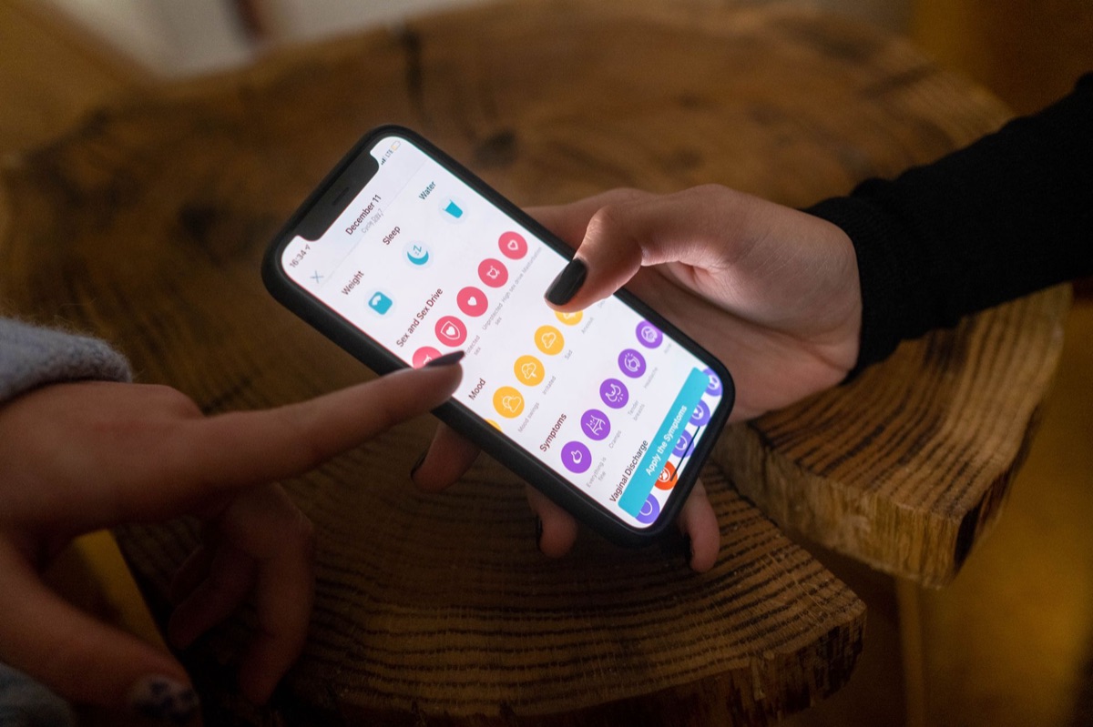 Health app user interface with progress bar and calendar view