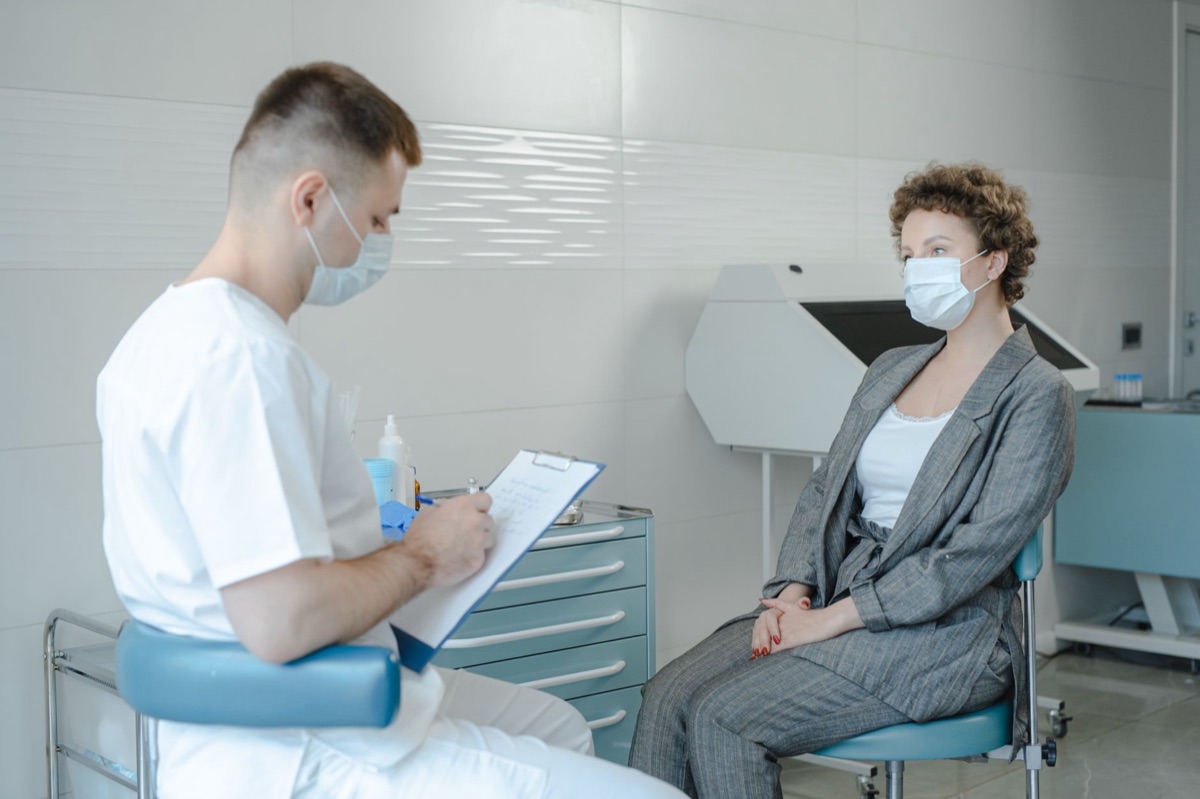  Doctor y paciente en clínica