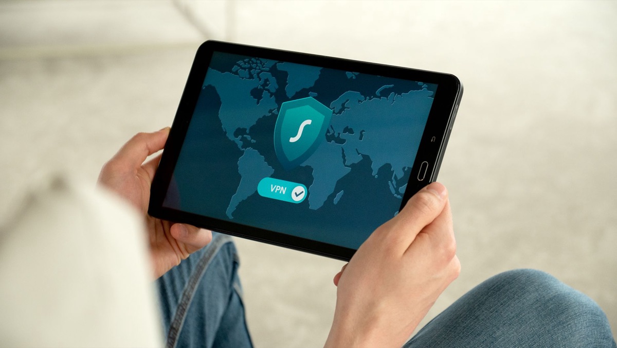 Usuário interagindo com aplicativo de saúde em tablet