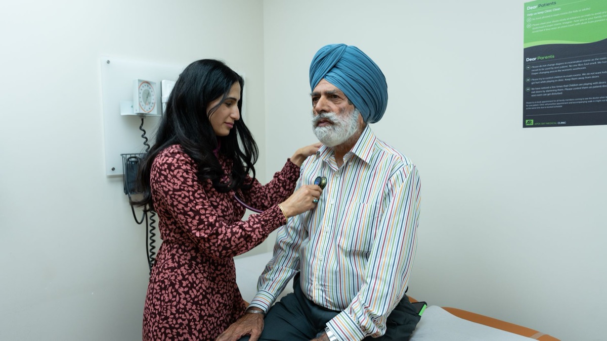 Arzt und Patient in Klinik