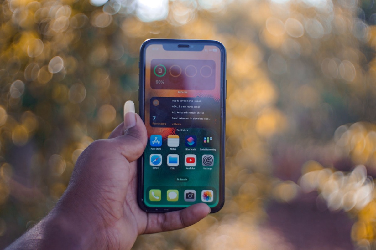 Utilisateur d'un appli de santé sur un smartphone