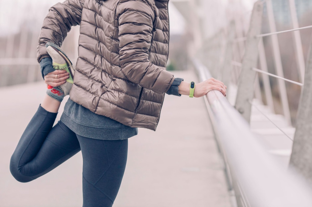 um smartband em uma mesa de madeira