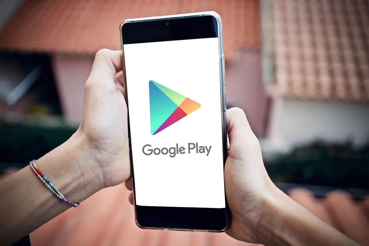 スマートフォン、モバイル電話、Googleゲーム、Googleプレイストア、アプリダウンロード、iPhone、Googleプレイ、手、電話を手に、サービス、プラットフォーム、ロゴ、アプリケーション、s