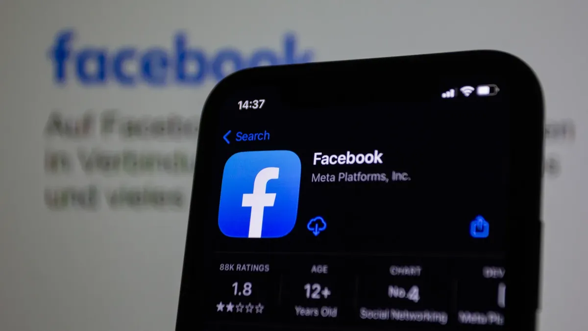 現代のスマートフォン上のFacebookアプリのクローズアップ写真。技術を強調している。