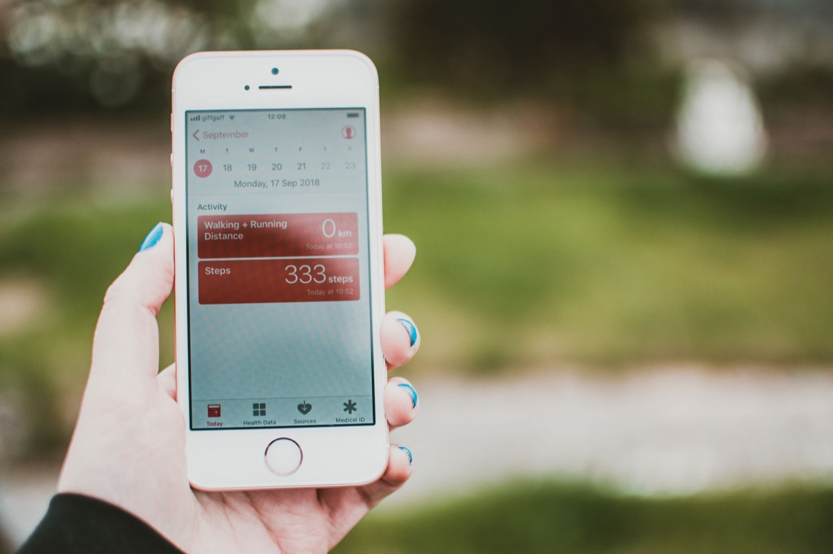 Health app interface with progress bar and calendar view