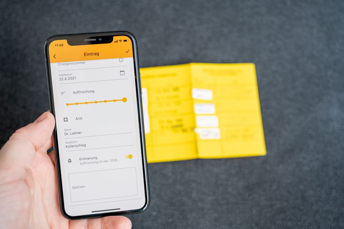 Un smartphone con l'interfaccia di un'app per la salute