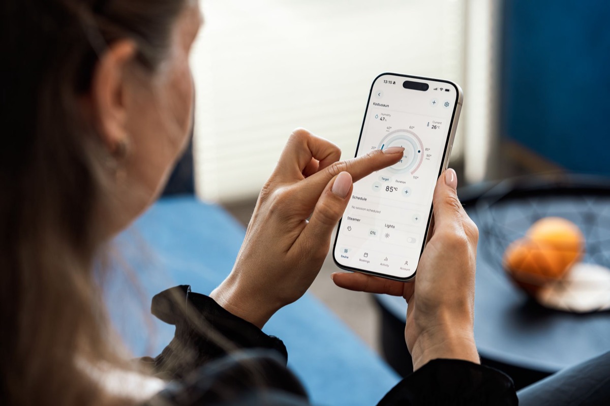 usuario olhando para celular com dados de saúde